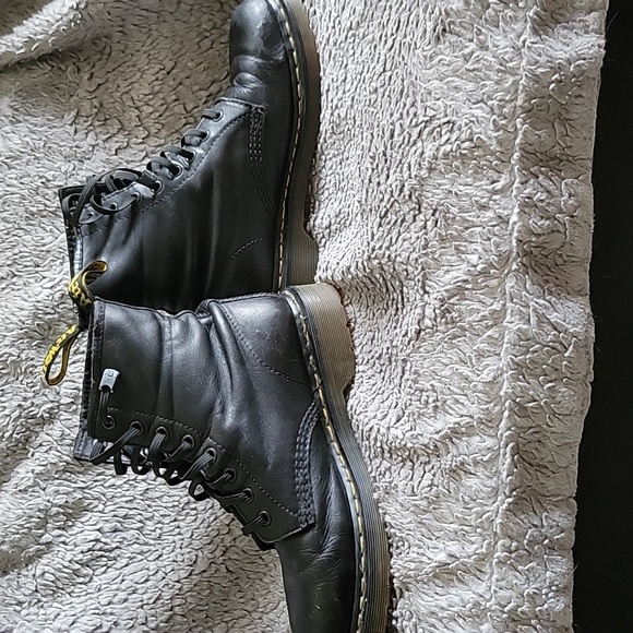 Dr Martens Boots - black leather with elastic laces - Picture 6 of 9